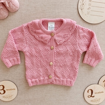 Camisola rosa de bebé tricotada com botões de madeira