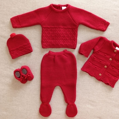 Conjunto vermelho de roupa de bebé com camisola, calças, casaco, gorro e sapatinhos