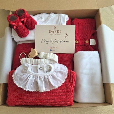 Conjunto de roupa de bebé vermelho e branco numa caixa com cartão da marca DAFRI BABY CLOTHING.