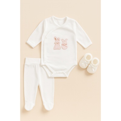 Conjunto de bebé branco com estampado de coelhos e sapatinhos