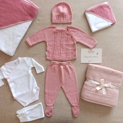 Conjunto de roupa de bebê rosa em malha com padrão trançado, gorro, casaquinho, calças com pé e body branco, manta e cartão DAFRI
