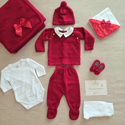 Conjunto de roupa de bebé vermelho e branco com acessórios e cartão de agradecimento