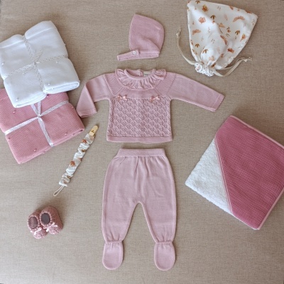 Conjunto de roupa de bebé rosa e branco com camisola, calças, touca, pantufas, mantas e saco com padrão floral