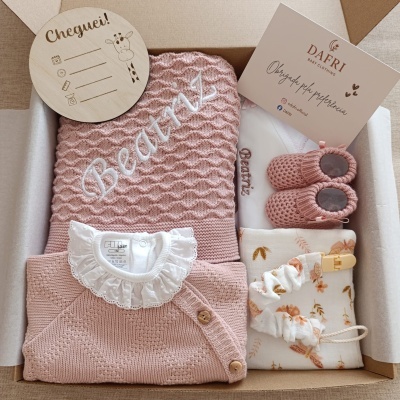 Conjunto de roupa e acessórios cor rosa para bebé com manta, sapatinhos, saída de maternidade personalizada, placa em madeira e cartão de marca