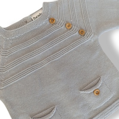 Camisola de malha cinza com botões de madeira e detalhes texturizados