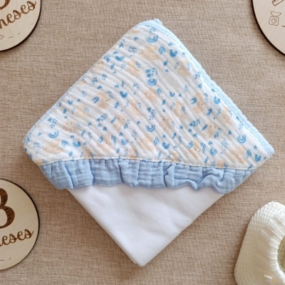 Manta de bebé dobrada com capuz estampado azul e castanho