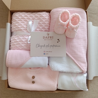Conjunto de roupa de bebé rosa em caixa de presente com cartão
