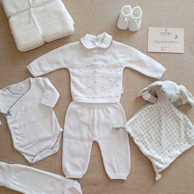 Conjunto de roupa de bebé branco com manta, sapatinhos e doudou cinza