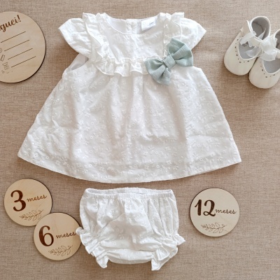 Conjunto roupa bebé branco com bordados florais, laço azul claro, cuecas e sapatinhos brancos com laços