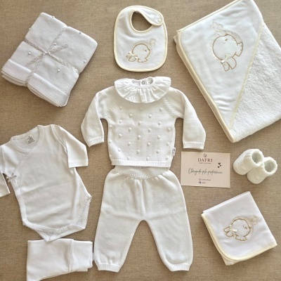 Conjunto de roupa e acessórios para bebé em branco e bege com bordado de pássaro.