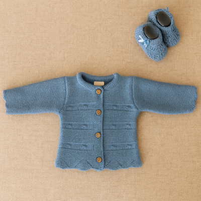 Casaco azul de malha para bebé com sapatinhos azuis junto