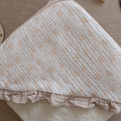 Toalha de bebé com capuz branco e bege com padrão floral e acabamento frufru e felpudo