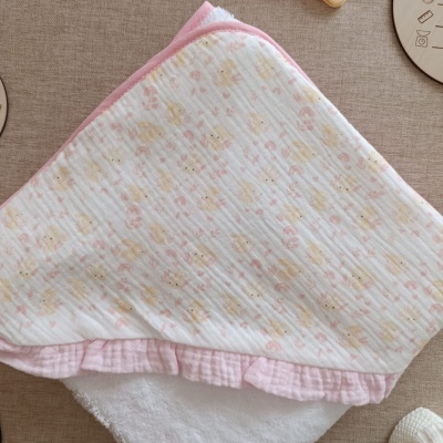 Toalha de bebé branca com capuz rosa e desenhos de patinhos bege e rosa