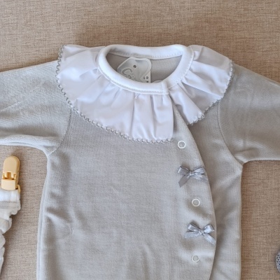 Macacão de bebé cinzento com gola branca franzida e laços prateados