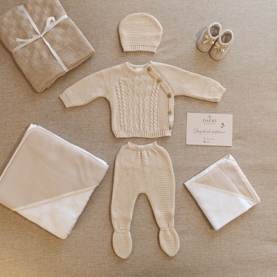 Conjunto de roupa de bebé em malha bege com acessórios e manta