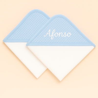 Dois panos de bebé azul claro e branco com nome Afonso bordado