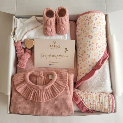 Conjunto de roupa e acessórios para bebé em rosa e branco