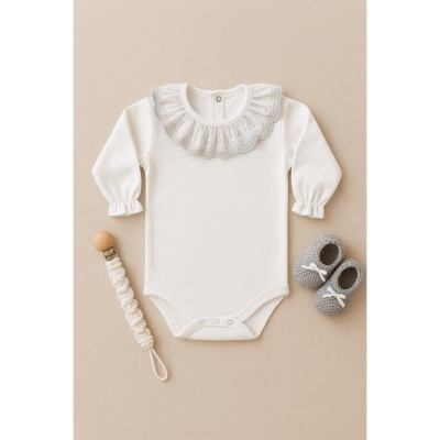 Body branco com gola rendada, chupeta com clip e sapatinhos cinza bébé
