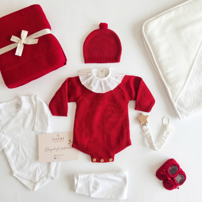 Conjunto de roupa e acessórios para bebé em vermelho e branco com cartão da marca DAFRI