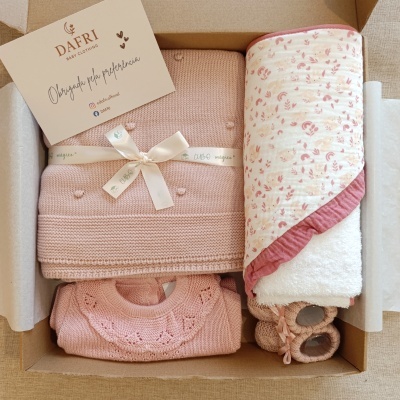 Kit de roupa e acessórios de bebé rosa em caixa de presente