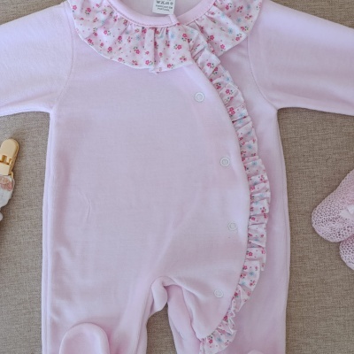 Macacão rosa para bebé com folhos florais e luvas cor-de-rosa