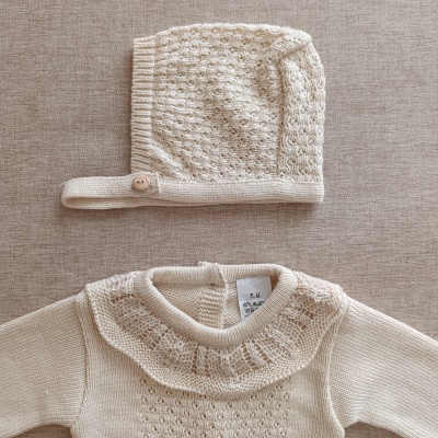 Conjunto de roupa de bebé em malha creme com gorro e casaco texturizados