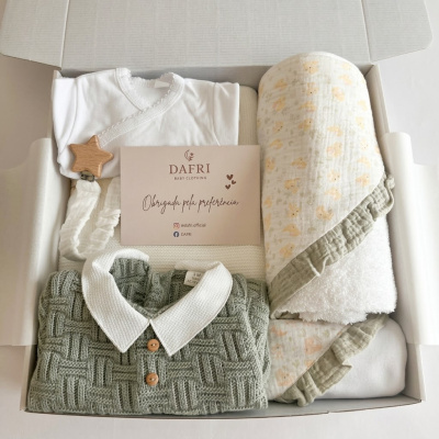 Caixa de presente com roupa de bebé e mantinha com cartão de agradecimento da DAFRI Baby Clothing.