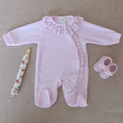 Conjunto roupa bebé rosa com sapatinhos tricotados cor de rosa e alfinete decorativo