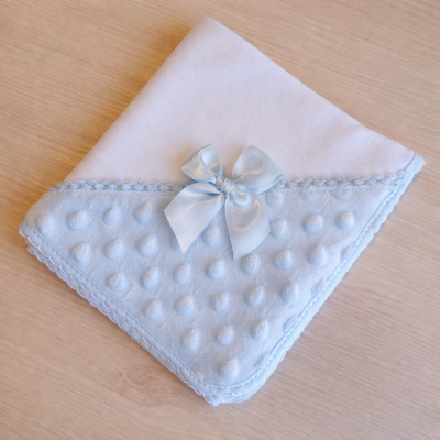 Cobertor bebé branco com canto azul claro em relevo e laço de cetim azul