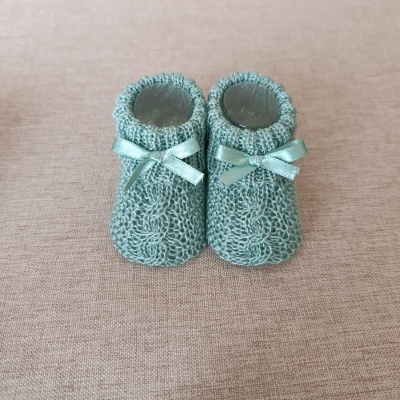 Sapatinhos de bebé azuis em malha com fita de cetim