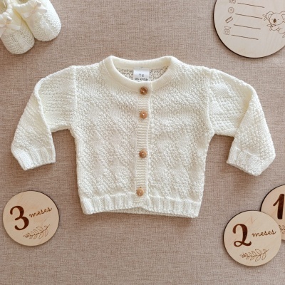 Casaco de malha branco para bebé com botões de madeira e sapatinhos, discos de idade em madeira