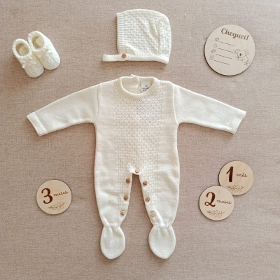 Conjunto de roupa de bebé em algodão branco com botões de madeira e sapatinhos de malha branca