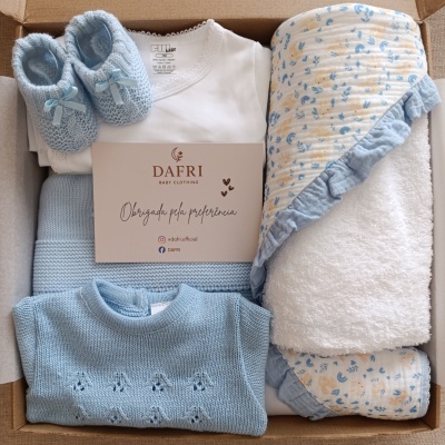Conjunto roupa bebé azul e branca em caixa com cartão de agradecimento