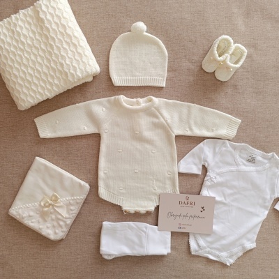 Conjunto de roupa de bebé creme e branca com cartão DAFFI