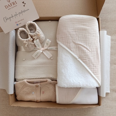 Caixa com conjunto de roupa e manta para bebé em tons bege e creme