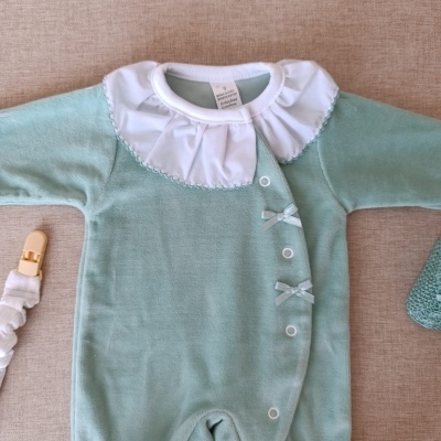 Pijama de bebé verde água com gola branca rodada e laços brancos