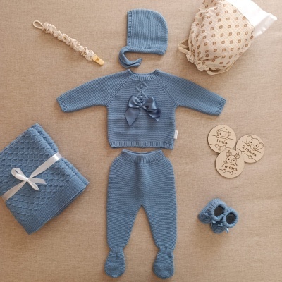 Conjunto de roupa de bebé azul com acessórios e discos de madeira para meses
