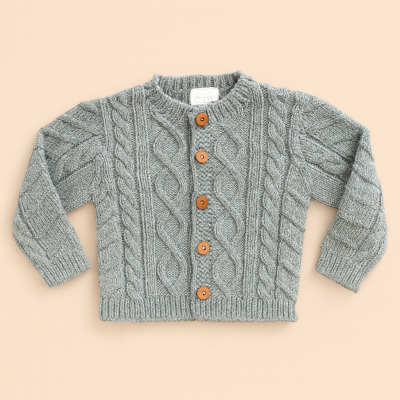 Casaco de malha cinza com botões de madeira