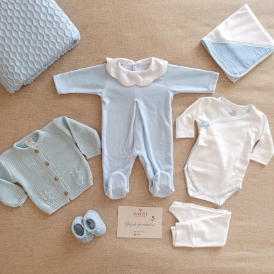 Conjunto de roupa de bebé azul e branco com casaco de malha e babygrow de algodão