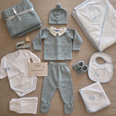 Conjunto de roupas de bebé azul e branco com acessórios e toalha bordada