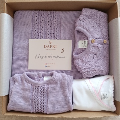 Conjunto de roupa de bebé lilás e branco em caixa com cartão de agradecimento DAFFRI BABY CLOTHING.