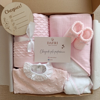 Conjunto de roupa e acessórios para bebé rosa e branco em caixa