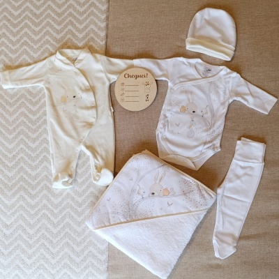 Conjunto de roupa de bebé branco com estampado de elefante e manta, touca e meias brancas