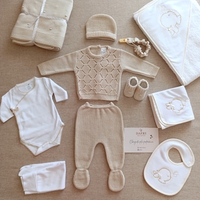 Conjunto de roupa de bebé bege e branco com camisola, calças, gorro, body, babete e manta bordada