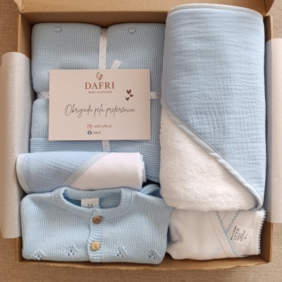 Conjunto de roupa e acessórios para bebé azul e branco embalados numa caixa de cartão com cartão da marca DAFRI BABY CLOTHING