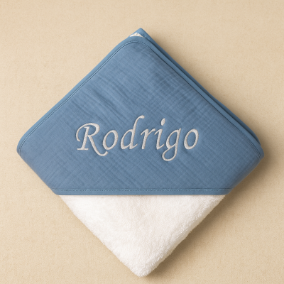 Toalha de banho azul com nome Rodrigo bordado em branco