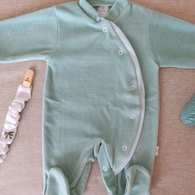 Macacão verde claro para bebé com botões de pressão e prendedor branco com desenho de folha