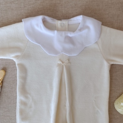 Macacão de bebé branco com gola branca texturizada e laço pequeno