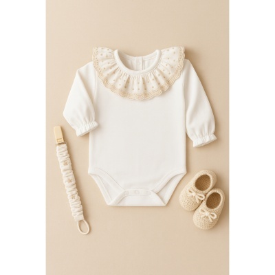 Body branco com gola rendada bege, porta-chupetas e sapatinhos de tricô bege