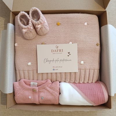 Conjunto de bebê rosa com manta, sapatinhos, camisola e toalha em caixa de presente